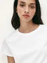 Remera verde claro de algodón, de corte clásico y mangas cortas.