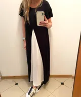Vestido largo negro con panel frontal blanco, de corte recto y mangas cortas.