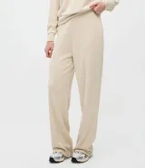 Pantalón de corte recto y cintura alta, confeccionado en una mezcla de poliéster, viscosa y elastano. Presenta una caída fluida y un acabado liso, ideal para un estilo sofisticado y cómodo.