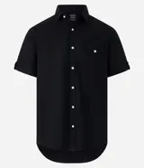 Camisa comfort masculina de lino y algodón color marrón, con cuello inglés, mangas cortas con vuelta, cierre frontal por botones y un bolsillo en el pecho.