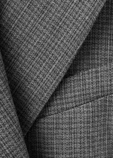 Blazer cruzado de corte recto y tejido jaspeado gris, con solapas de muesca, bolsillos laterales con solapa, bolsillo de ribete en el pecho y cierre de botones delanteros.