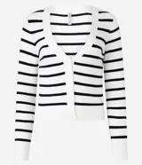 Cardigan corto de punto con diseño a rayas horizontales en blanco y negro. Presenta cuello en V, cierre frontal con botones y mangas largas.