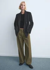 Jeans de corte recto y tiro medio color verde militar, confeccionados en 100% algodón, con diseño clásico de cinco bolsillos y cierre frontal con botón y cremallera.