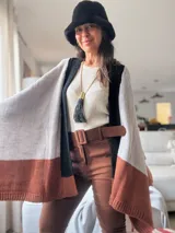 Pantalón de vestir color marrón chocolate, de corte recto y tiro alto, con cinturón incorporado.