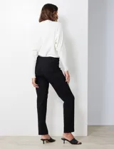 Pantalón color beige de gabardina elastizada, marca Ruby Rd. Delantera con bolsillos simulados y trasera con bolsillos aplicados. Corte recto.