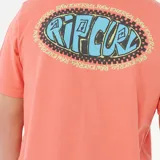Remera de manga corta Rip Curl modelo Raw Energy De Oval, color rosado salmón. Cuenta con un pequeño logo ovalado estampado en el pecho y cuello redondo.