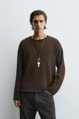 Jersey de hombre, color vino tinto, de calce regular fit, tejido en punto con algodón, cuello redondo y manga larga. Presenta acabados en rib con vuelta en cuello, puños y ruedo.