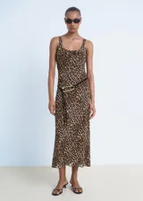 Vestido midi de corte recto con estampado de leopardo, cuello redondo escotado y tirantes anchos. Cuenta con cierre de cremallera lateral.