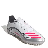 Championes de fútbol Adidas F50 Messi Club TF, diseñados para canchas sintéticas. Presentan un exterior sintético en color blanco con detalles en plateado, negro y rosa, incluyendo el logo de Messi en el lateral y las icónicas tres tiras de la marca. Su suela Turf cuenta con múltiples tapones cortos para una tracción superior.