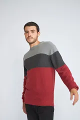 Sweater de tejido de punto con diseño color block en tonos verde, azul y gris. Presenta cuello redondo, mangas largas y corte regular.