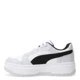 Championes Puma Rebound Femme Low de estilo urbano con plataforma. Presentan una capellada de cuero sintético blanco con detalles en negro, incluyendo la icónica franja lateral de la marca. Cuentan con cierre de cordones, cuello acolchado y una suela de goma robusta que proporciona altura y tracción.