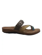 Sandalia de cuero estilo Birkenstock con diseño de tiras cruzadas en el empeine, sujetacintas para el dedo y tira ajustable con hebilla metálica. Suela de corcho y base de goma antideslizante con costuras decorativas visibles.