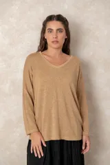 Buzo de punto ligero con acabado metalizado, color dorado, con escote en V, mangas largas y corte relajado.