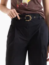 Pantalon de corte mom confeccionado en popelina con elastano. Presenta cintura con tablas, presillas y un cinto integrado con hebilla de cadena dorada. Incluye pinzas delanteras, canesú y cierre con botón y gancho.