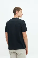 Remera clásica de manga corta color verde militar, con fit regular y arte estampado en el pecho.