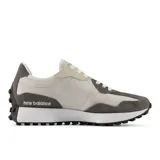 Championes New Balance modelo 327, con diseño inspirado en los años 70. Presentan una combinación de tonos grises, beige y blanco, con el logo 'N' característico en el lateral. Confeccionados en cuero y nailon, cuentan con una suela con relieve inspirada en el trail y cierre con cordones.