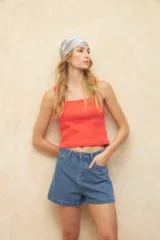 Musculosa celeste de algodón con escote cuadrado y breteles anchos.