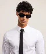 Corbata masculina modelo slim, confeccionada en tejido de satén liso de acabado satinado.