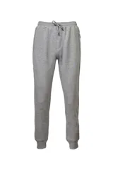 Pantalón de felpa gris con cintura elástica, cordón de ajuste y puños acanalados en los tobillos. Cuenta con bolsillos laterales con cierre.
