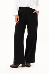 Pantalon de vestir negro de corte recto y tiro alto, con bolsillos laterales y cierre frontal con cremallera y boton.