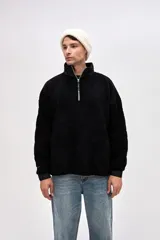 Buzo de sherpa con textura capitoneada, diseño de medio cierre y cuello alto en color beige contrastante. Presenta un calce holgado, mangas largas con puños elásticos y bolsillos laterales.