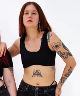 Top negro deportivo con escote redondo y espalda descubierta.