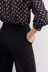 Pantalón recto negro de tiro alto con cierre trasero invisible y bolsillos laterales.