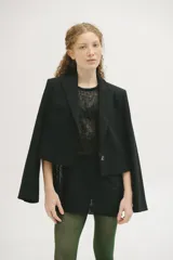 Remerón negro de tejido calado con mangas cortas y corte oversize.