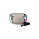 Cartera tipo bandolera negra de formato compacto, con solapa frontal, líneas curvas y correa de hombro tejida multicolor en tonos turquesa y fucsia.