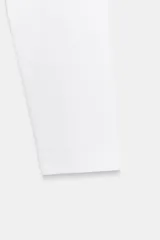 Camiseta de manga larga con cuello redondo y corte ajustado, confeccionada en tejido de mezcla de algodón suave.