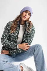 Gorro de lana tejido color lila con etiqueta negra con logo en el frente.