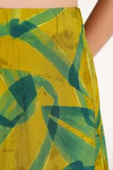 Falda larga fluida con estampado abstracto en tonos mostaza y verde.