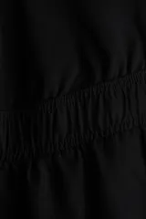 Short de maternidad color negro confeccionado en mezcla de lino y viscosa, de corte holgado con cintura ancha elástica diseñada para cubrir la barriga.