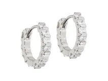 Par de aros tipo argolla de plata 925 con circonias engarzadas en el frente y en la parte posterior.