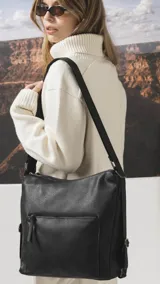 Cartera convertible en mochila de diseño versátil, color tostado, con textura granulada. Cuenta con un bolsillo frontal con cierre, compartimento principal espacioso y correas ajustables para llevar al hombro o como mochila.