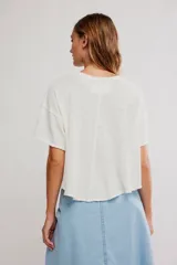 Remera corta de corte relajado y silueta holgada de la colección We The Free, confeccionada en una mezcla de lino y algodón con acabado jaspeado y cuello redondo.