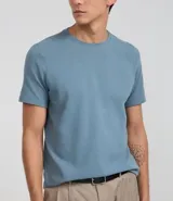 Remera celeste de algodón acanalado, corte slim fit, cuello redondo y mangas cortas.