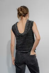 Top tejido sin mangas en hilo de algodón, con cuello redondo decorado con una trenza tejida y espalda baja.