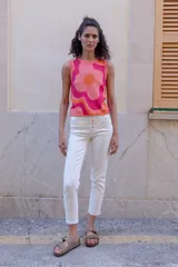 Musculosa de tejido de punto con diseño de flor en tonos rosa y naranja, con cuello redondo y calce relajado.