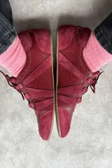 Championes urbanos modelo Nini en color bordó, combinando paneles de gamuza y textura símil piel de reptil con cordones al tono.