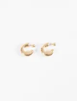 Aros tipo argolla gruesos de diseño circular, con cierre de pin y terminación en esfera pequeña.