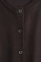 Saco de punto fino color marrón oscuro, de manga larga, con cuello redondo y cierre frontal de botones. Presenta remates acanalados en el cuello, puños y bajo.