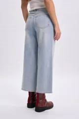 Jean culotte de tiro medio, color azul claro, con diseño de perneras anchas y corte recto que llega hasta los tobillos.