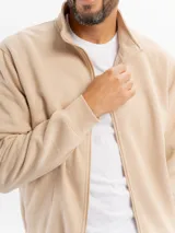 Campera de felpa azul con cierre frontal completo, cuello alto y puños acanalados.