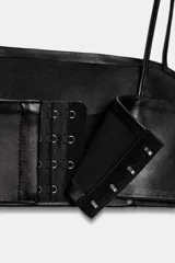 Top tipo bandeau negro de Zara Woman Collection, confeccionado en piel 100%, con escote recto y tirantes finos. Cierre en la espalda con ganchos metálicos.