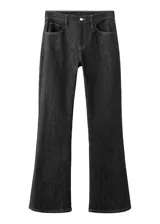 Jeans de denim negro de tiro medio, con bolsillos laterales y traseros, y diseño de pernera recta.