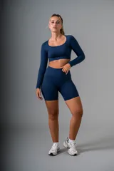 Remera manga larga azul marino de tela gruesa.