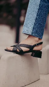 Sandalia de cuero bordó con tiras cruzadas en el empeine, taco cuadrado bajo y tira ajustable en el talón.