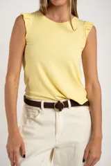 Musculosa lila de punto canalé con volados en los hombros.