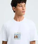 Remera blanca de algodón con estampado frontal de la Mona Lisa en un recuadro, y estampado artsy en la espalda. De corte comfort, cuello redondo y manga corta.